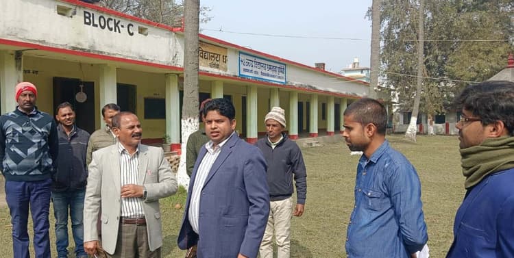 धमदाहा में इंटर परीक्षा केंद्रों का एसडीओ ने किया निरीक्षण