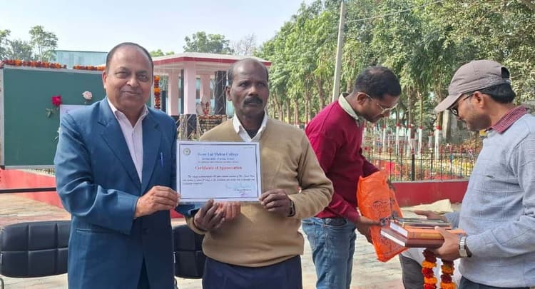 43 वर्ष की सेवा पूर्ण करने पर जीएलएम कॉलेजकर्मी का दी विदाई