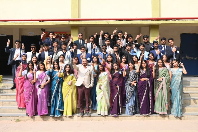 सिंबोसिस स्कूल में फेयरवेल समारोह आयोजित