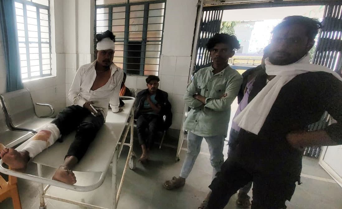 अनियंत्रित बालू ट्रैक्टर की टक्कर से दो बाइक सवार घायल