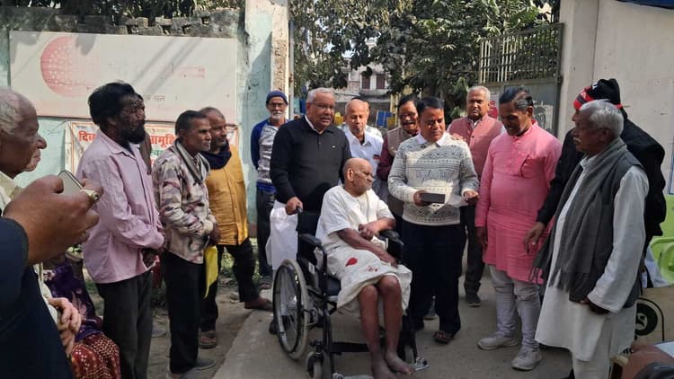 पूर्व उपमुख्यमंत्री ने दिव्यांगों के बीच बांटा सहायक उपकरण