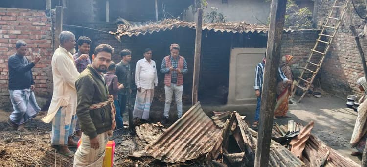 भीषण अगलगी से पांच परिवार बेघर, चार मवेशियों की जलकर मौत