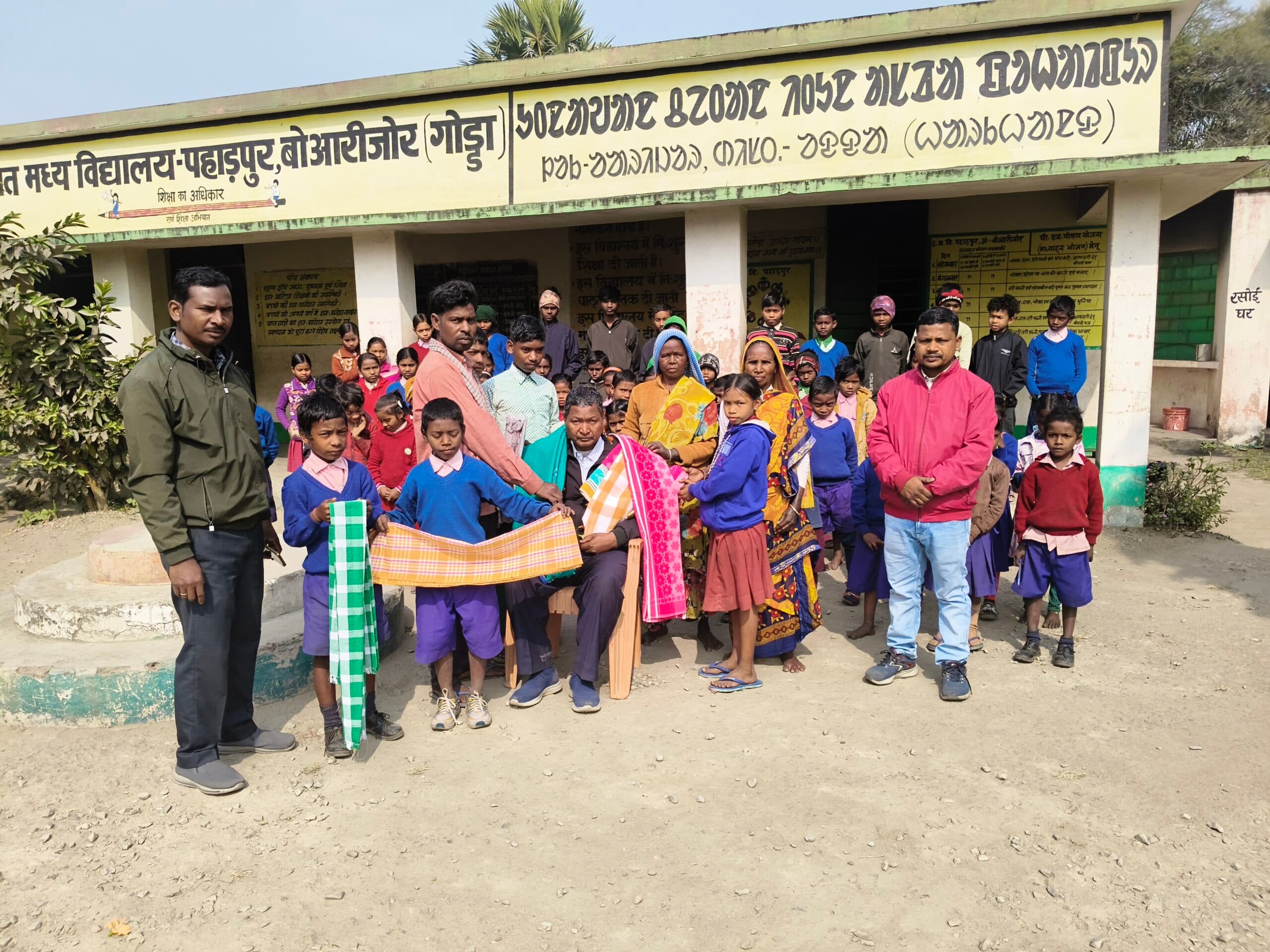 पहाड़पुर में सेवानिवृत्त शिक्षक को दी गयी भावभीनी विदाई