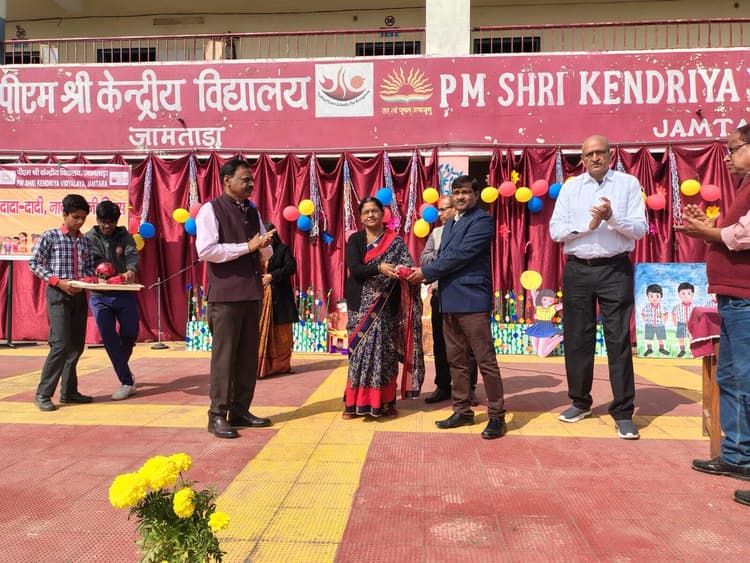 दादा-दादी परिवार का अमूल्य धरोहर, जीवन को सही दिशा देते हैं : प्राचार्य