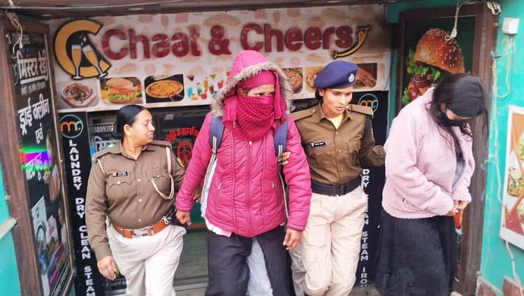 रेस्टोरेंट पर पुलिस का छापा, हिरासत में दो-दो युवक-युवती