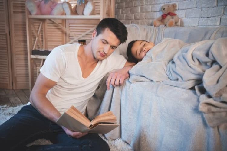 Parenting Tips: बच्चों की देर रात जागने की आदत से परेशान हैं? पैरेंट्स जरूर अपनाएं ये 4 स्मार्ट ट्रिक्स