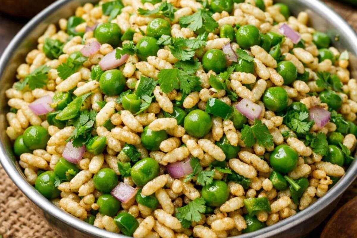 Murmura Matar Recipe: चाय के साथ ट्राई करें सर्दियों का ये खास नाश्ता, बनाएं मुरमुरा मटर