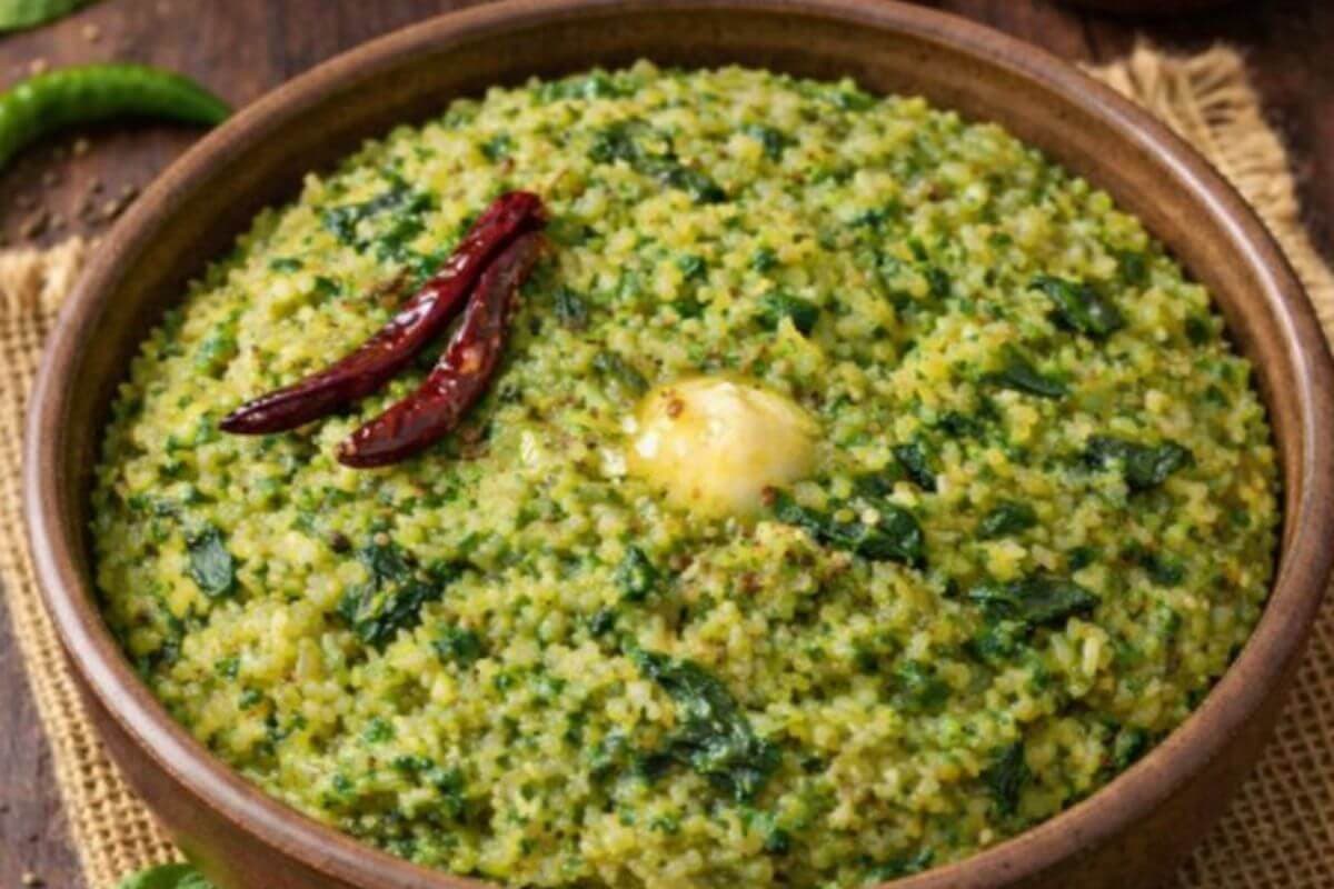 Palak Khichdi Recipe: ठंड में लंच के लिए तैयार करें गरमा-गरम पालक खिचड़ी, जानें बनाने का आसान तरीका