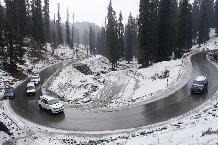 Rain And Cold Alert: अगले 48 घंटे यहां बारिश की संभावना, गुलमर्ग का तापमान शून्य से 8.8 डिग्री नीचे