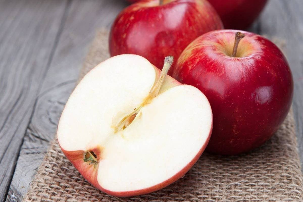 क्या बाजार से लाते ही सेब हो जाते है दागी? पढ़ें सेब को लंबे समय तक ताजा रखने के आसान तरीके