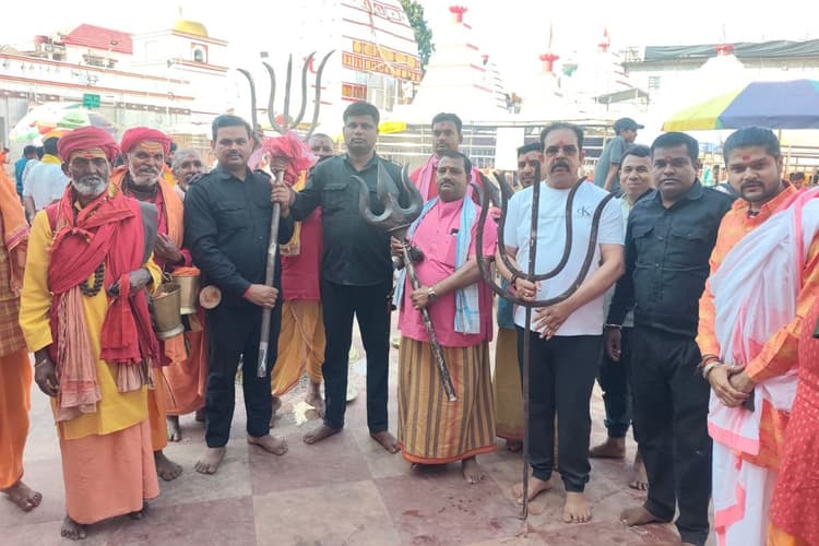 Basukinath: फौजदारी बाबा मंदिर की शिखर से उतारा गया पंचशूल, 15 को दुल्हा बनेंगे भोलेनाथ