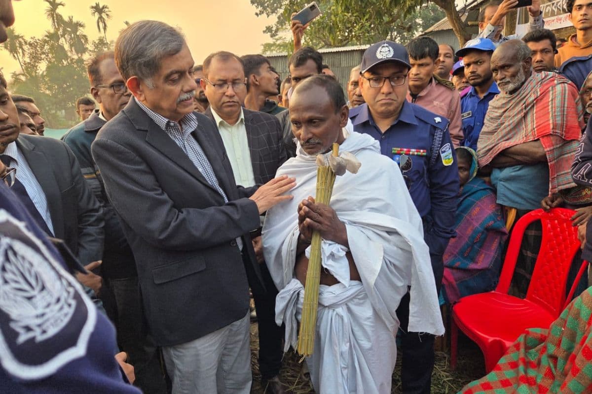 बांग्लादेश: जिंदा जलाए गए हिंदू युवक दीपू के परिवार को मिला ₹18 लाख मुआवजा, अब इंसाफ की पुकार बांग्लादेश: जिंदा जलाए गए हिंदू युवक दीपू के परिवार को मिला ₹18 लाख मुआवजा, अब इंसाफ की पुकार