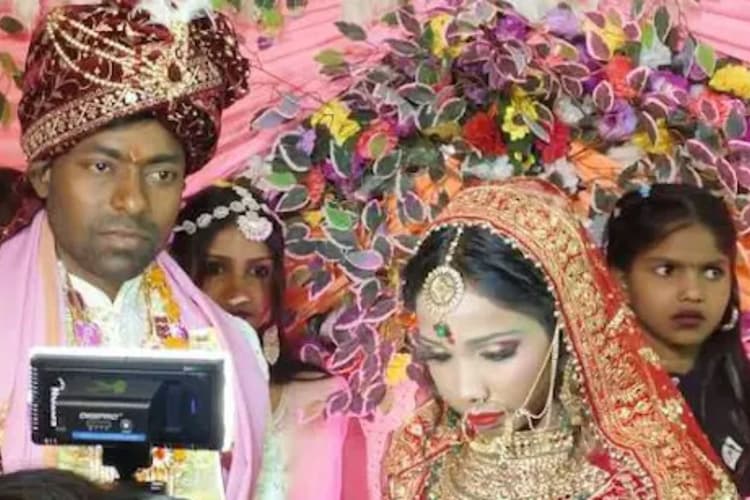 15 साल बाद सलवार-सूट में देखा और हो गया प्यार, जानिए जयमाला स्टेज पर दुल्हन को आशिक ने क्यों मारी गोली