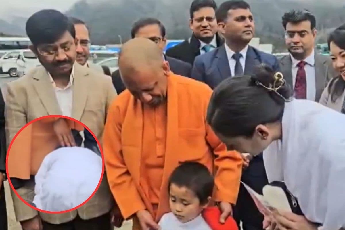 बच्चे ने पैर छूकर जापान में सीएम योगी को सुनाया संस्कृत का श्लोक, देखें वीडियो