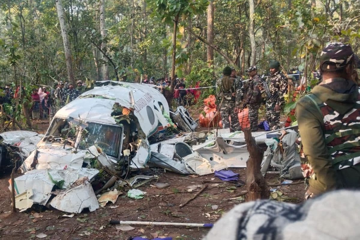 Air Ambulance Crash: रात भर हादसे वाली जगह जमे रहे डीसी-एसपी, DGCA जुटा रहा सबूत Air Ambulance Crash: रात भर हादसे वाली जगह जमे रहे डीसी-एसपी, DGCA जुटा रहा सबूत