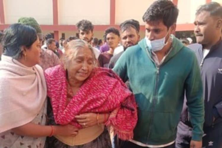 Air Ambulance Crash: परिजनों की दहाड़ से अस्पताल परिसर का माहौल रहा गमगीन