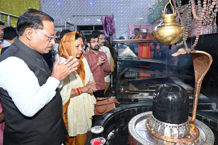 बाबा धाम में सीएम विष्णु देव साय ने की पूजा, करोड़ों के विकास कार्यों की दी सौगात