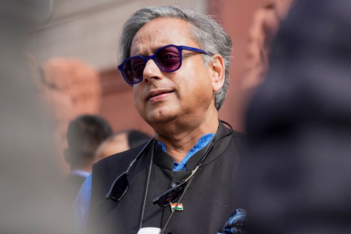 शशि थरूर का निर्मला सीतारमण पर तंज, लगता है गेंद खेलने से चूक गईं और स्टंप हो गईं