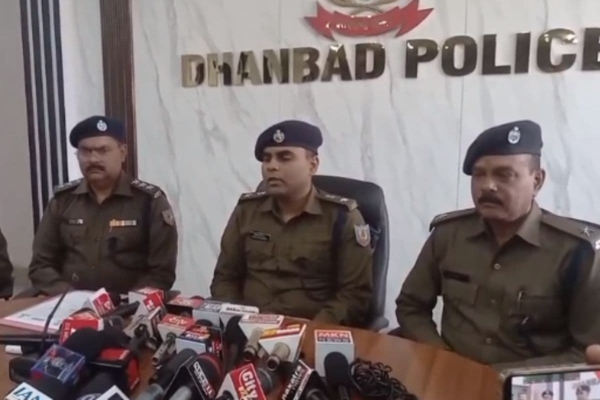 धनबाद: प्रिंस खान गिरोह का खास गुर्गा गिरफ्तार, व्यवसायियों के नंबर लीक कर अपने आका को करता था सप्लाई धनबाद: प्रिंस खान गिरोह का खास गुर्गा गिरफ्तार, व्यवसायियों के नंबर लीक कर अपने आका को करता था सप्लाई