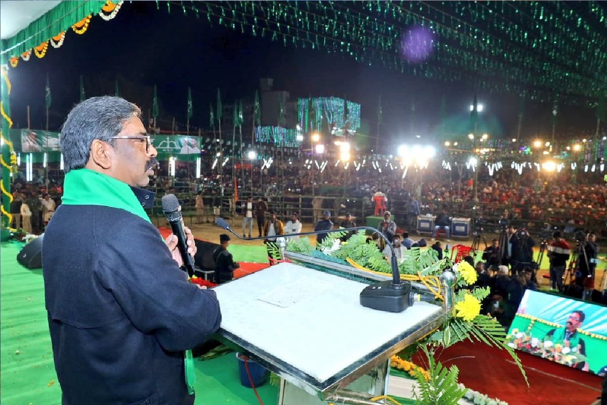 दुमका में मोदी सरकार पर बरसे हेमंत सोरेन, बोले – झारखंड में देश का 42% खनिज और बजट में नाम तक नहीं