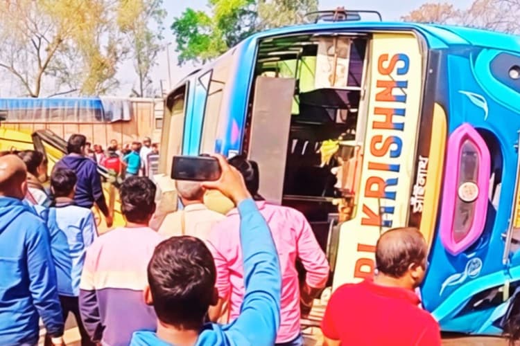 70 यात्रियों से भरी हाई स्पीड बस खड़गपुर में पलटी, महिला की मौत, 20 घायल