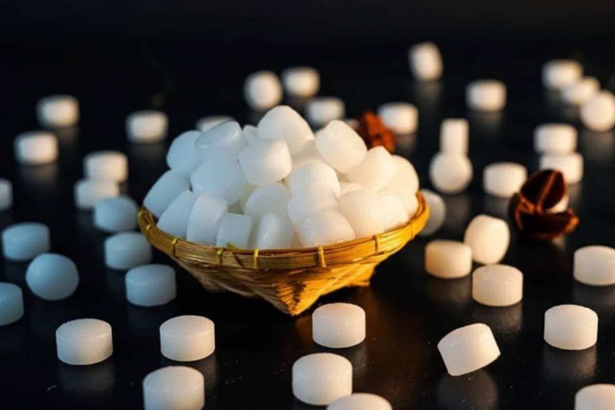 कपूर की टिकिया को इस तरह रखें संभालकर - खुशबू भी रहेगी और नरमाहट भी नहीं आएगी