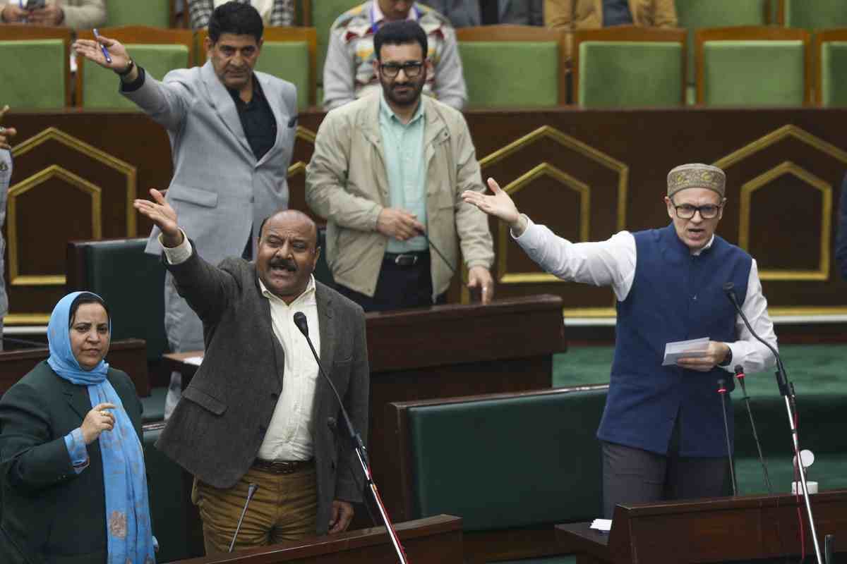 जम्मू कश्मीर विधानसभा में हंगामा, भाजपा विधायकों ने सदन में धरना दिया