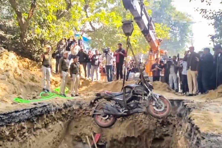 जनकपुरी मौत मामला: AAP सांसद संजय सिंह बोले- 'हादसा नहीं यह हत्या है' दिल्ली सरकार ने दिए जांच के आदेश