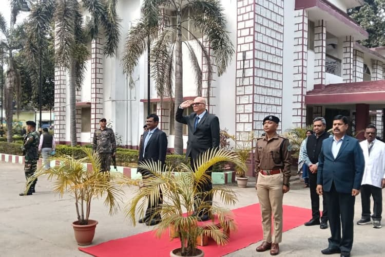 लातेहार कोर्ट पहुंचे मुख्य न्यायाधीश MS सोनक, लंबित मामलों पर दिये सख्त निर्देश