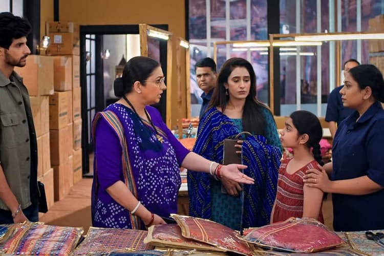 सुनीता के एडमिशन के लिए प्रिंसिपल से मिली तुलसी, यूनिफॉर्म के लिए भी करती है मदद