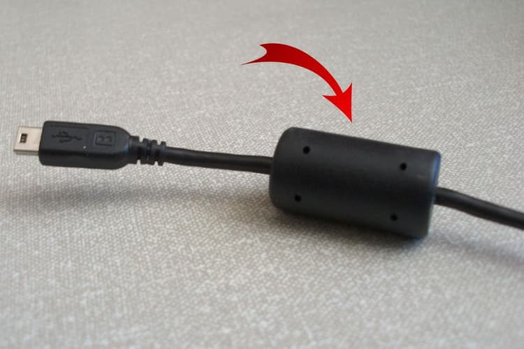 चार्जर केबल में लगा गोल सा सिलेंडर जैसा हिस्सा किस काम आता है? कई लोग नहीं जानते इसका फायदा