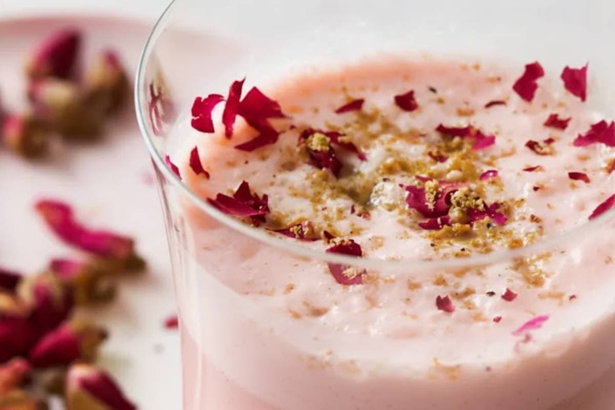 महाशिवरात्रि भोग के लिए बनाएं गुलाब की खुशबू वाली ठंडी-ठंडी रोज ठंडाई