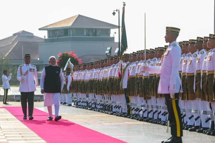 PM मोदी की मलेशिया यात्रा: 'पेरडाना पुत्रा' में गार्ड ऑफ ऑनर के साथ हुआ भव्य स्वागत