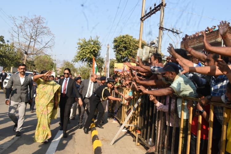 प्रोटोकॉल तोड़ सड़क पर उतरीं राष्ट्रपति, बारीडीह में बच्चों को अपने हाथों से बांटा चॉकलेट