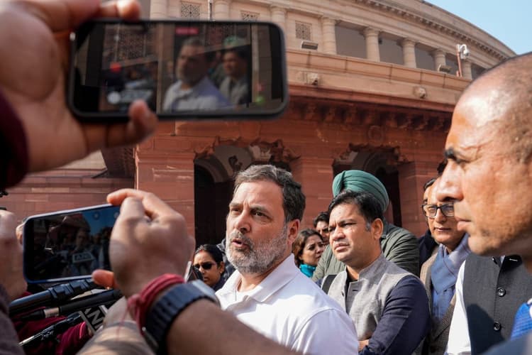 8 सांसदों के सस्पेंशन और IND-US ट्रेड डील के खिलाफ संसद के बाहर प्रदर्शन, राहुल-प्रियंका भी शामिल