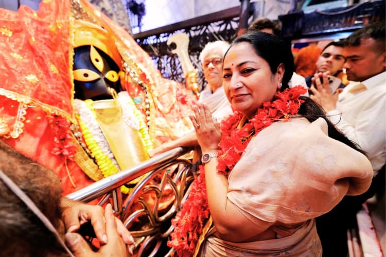 Rekha Gupta in Bengal: मां काली की शरण में दिल्ली की मुख्यमंत्री रेखा गुप्ता