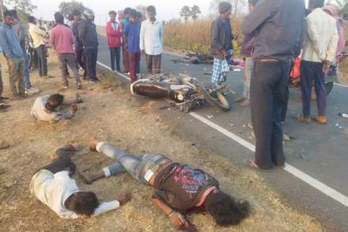 दुमका में दो बाइक की आमने-सामने जोरदार टक्कर, एक की मौत, 4 गंभीर रूप से घायल