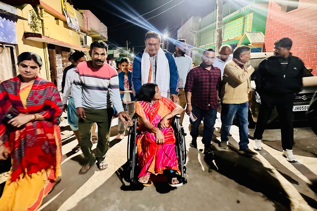 अपने राजा के लिए व्हील चेयर पर प्रचार कर रहीं रानी, कर रहीं डोर टू डोर जनसंपर्क
