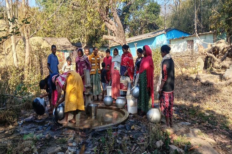 खरसावां के तीन टोलों में गहराया पेयजल संकट, चापाकल पर लगी महिलाओं की लाइन