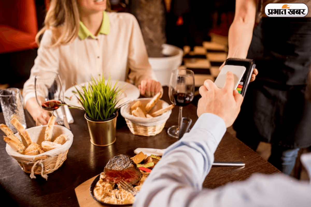 डेट का मजा न हो जाए किरकिरा! जानें रेस्टोरेंट के सर्विस चार्ज से बचने के टिप्स
