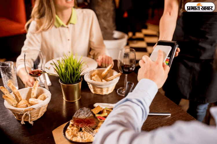 डेट का मजा न हो जाए किरकिरा! जानें रेस्टोरेंट के सर्विस चार्ज से बचने के टिप्स