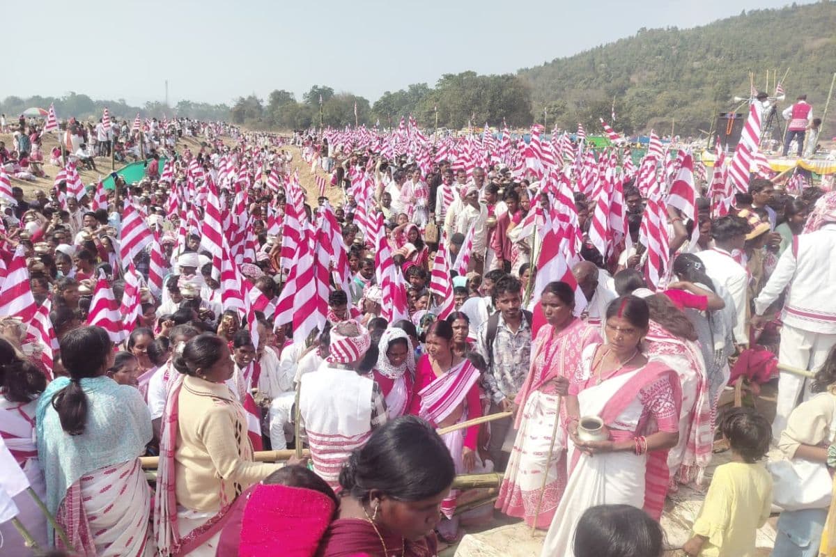 गुमला में गूंजा 'जय धर्मेश': 7 राज्यों और नेपाल से पहुंचे हजारों भक्त, संतान प्राप्ति पर परिवार ने चढ़ाई 21 हजार की दक्षिणा