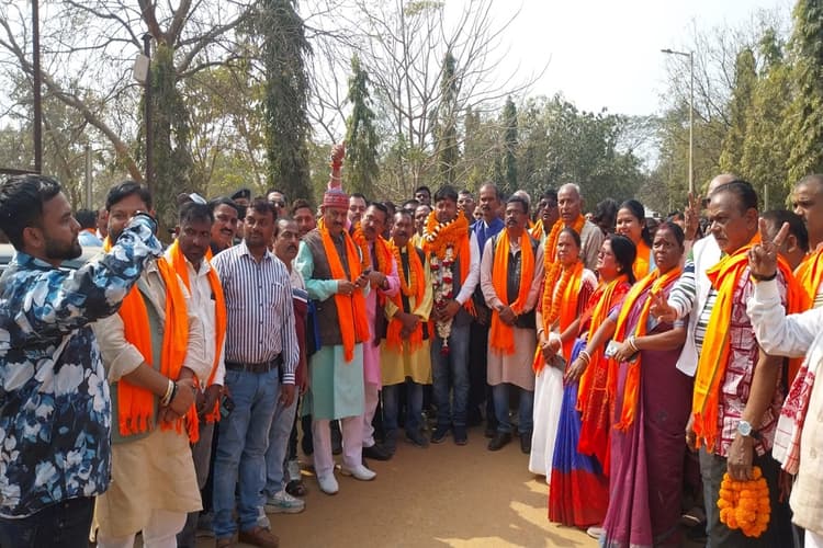 सरायकेला में सुमित चौधरी ने किया नामांकन, भाजपा का समर्थन हासिल