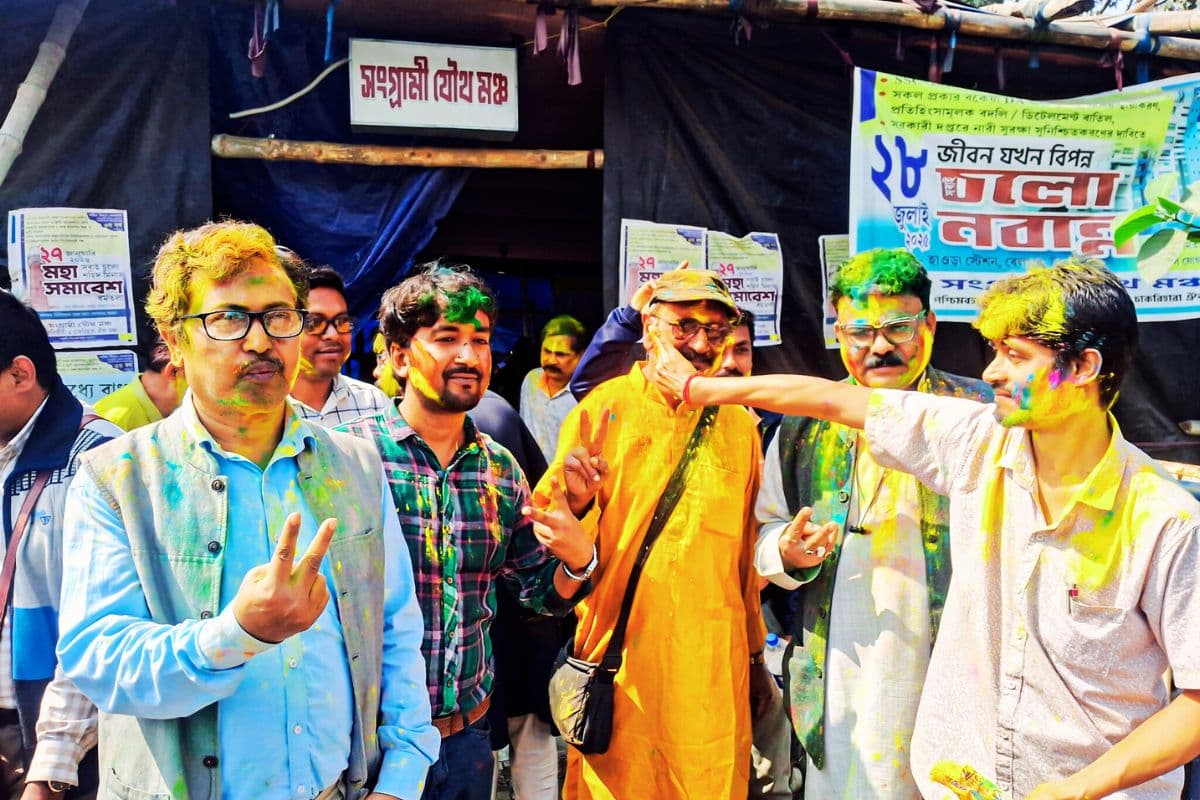 महंगाई भत्ता पर सुप्रीम कोर्ट के फैसले से झूमे आंदोलनकारी, बांटे लड्डू महंगाई भत्ता पर सुप्रीम कोर्ट के फैसले से झूमे आंदोलनकारी, बांटे लड्डू