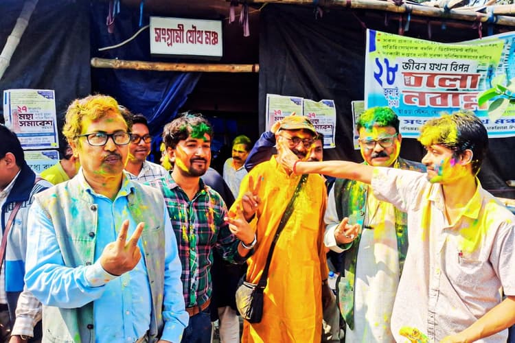 महंगाई भत्ता पर सुप्रीम कोर्ट के फैसले से झूमे आंदोलनकारी, बांटे लड्डू