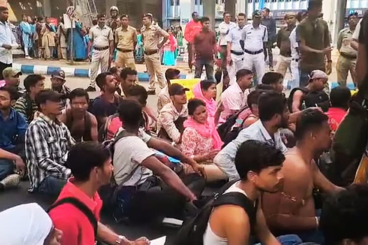 पश्चिम बंगाल में नागरिक सुरक्षाकर्मियों ने रोजगार के मुद्दे पर किया विरोध प्रदर्शन