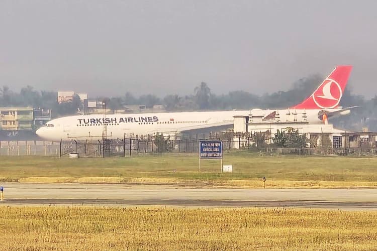 नेपाल से तुर्की जा रहे विमान में आग, कोलकाता में इमर्जेंसी लैंडिंग