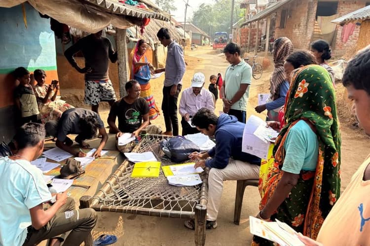 पश्चिम बंगाल के SIR अधिकारी गलती से पहुंचे ओड़िशा, बच्चा चोर समझ ग्रामीणों ने पीटा