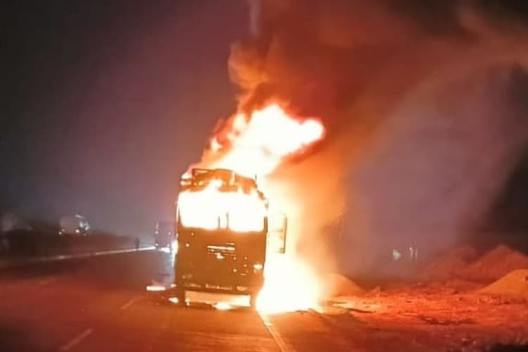 एनएच-19 पर दौड़ता ट्रक बना आग का गोला, औरंगाबाद में धू-धू कर जला, ड्राइवर-खलासी ने कूदकर बचाई जान