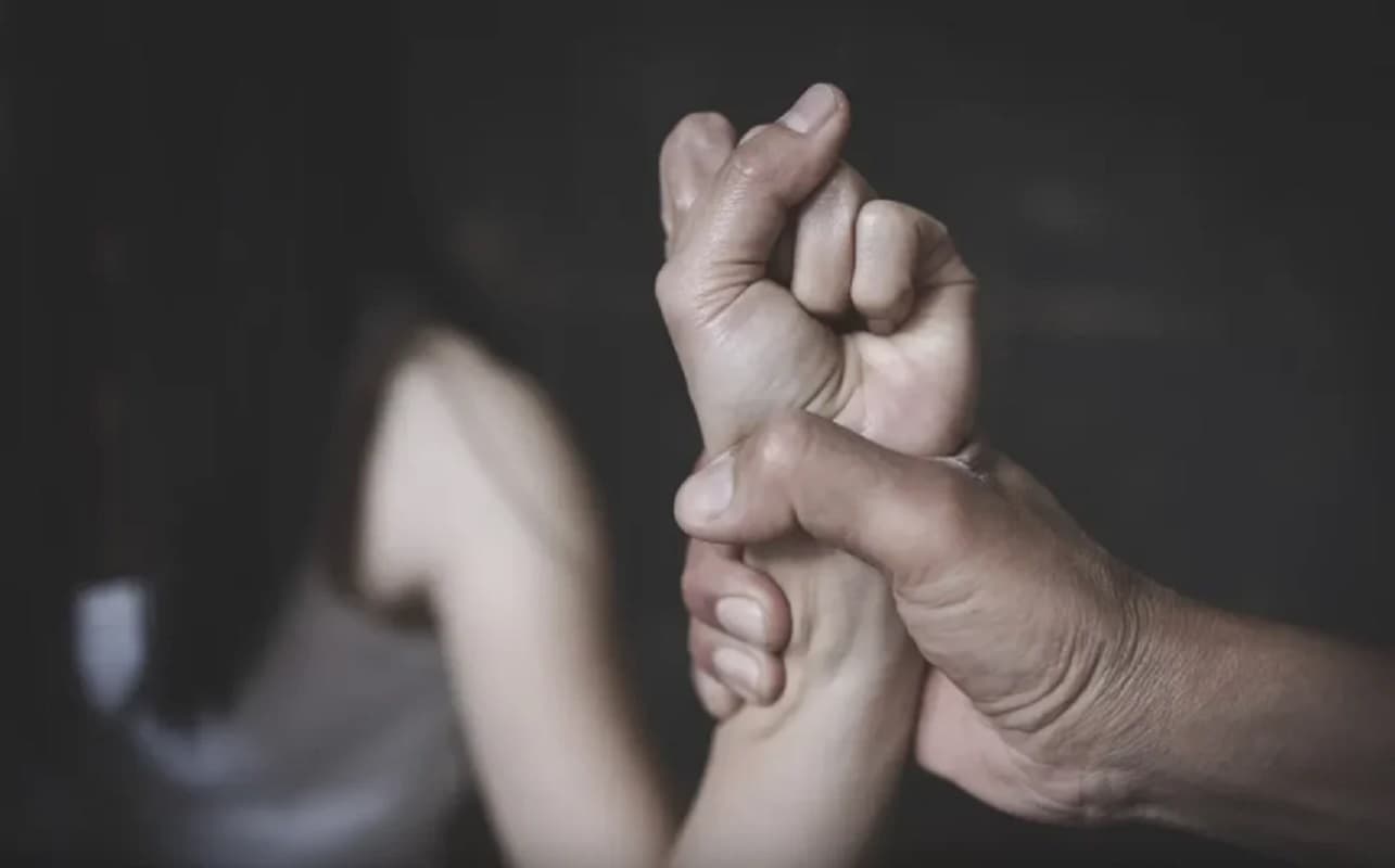 स्कूली छात्रा से पड़ोसी करता था बार-बार दुष्कर्म, मां की शिकायत पर चार नाबालिग गिरफ्तार स्कूली छात्रा से पड़ोसी करता था बार-बार दुष्कर्म, मां की शिकायत पर चार नाबालिग गिरफ्तार